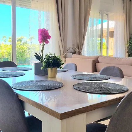 Lejlighed Spacious With Garden & Terrace
