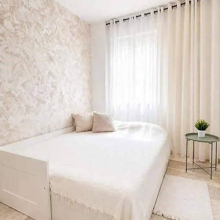 Lejlighed Spacious With Garden & Terrace