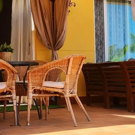 Lejlighed Spacious With Garden & Terrace
