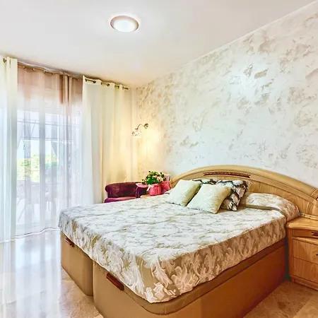 Lejlighed Spacious With Garden & Terrace *