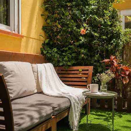 Spacious With Garden & Terrace דירה