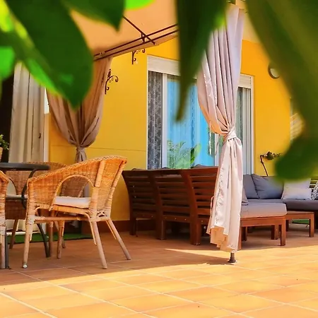 Spacious With Garden & Terrace דירה