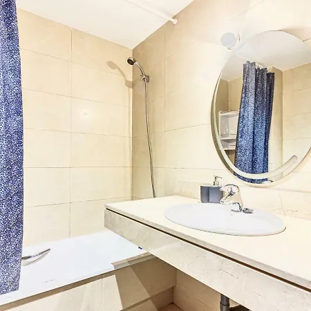 Spacious With Garden & Terrace דירה